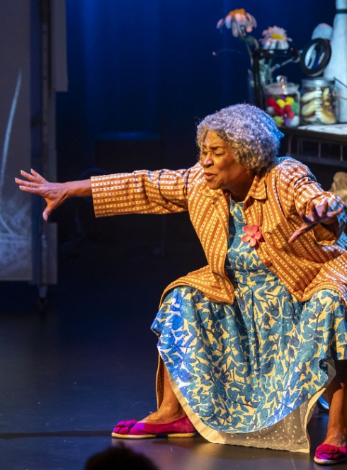 Joséphine et les grandes personnes - Cie Le Carrousel : Une vieille grand-mère sur scène essaye de se lever de sa chaise