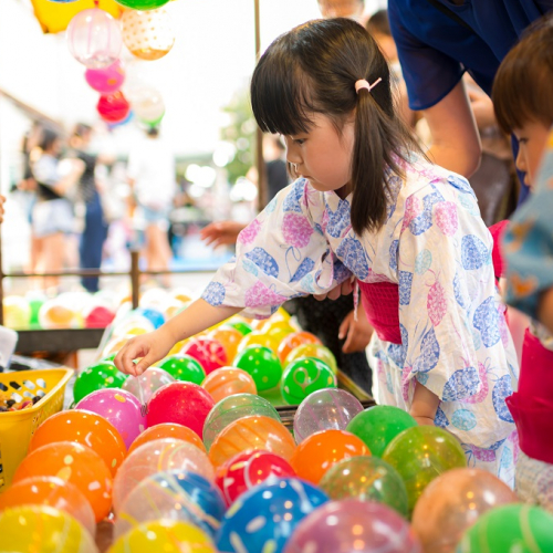 Japan Touch : Petite fille japonaise qui s'amuse avec des balles multicolores