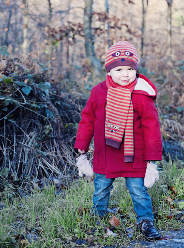 Enfant forêt hiver