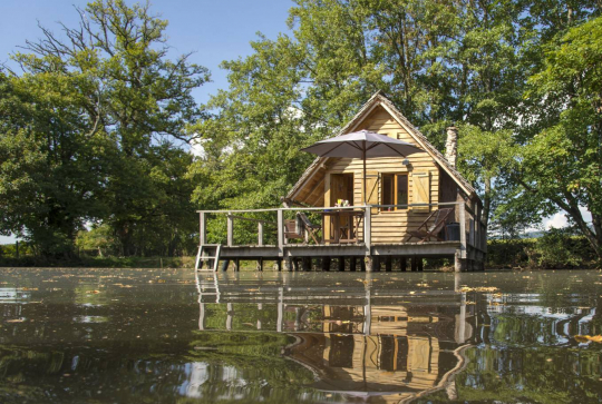 Cabane sur l'eau, hébergement insolite