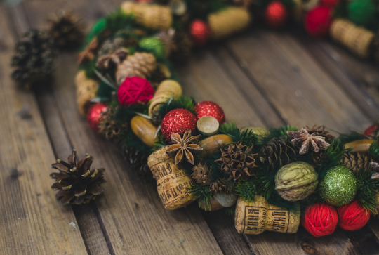 DIY : des bricolages de Noël tendance et récup' pour les enfants - Couronne bouchons de liège