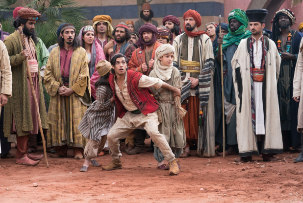 Aladdin, le film : Aladdin sauve un enfant