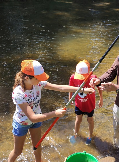 Initiation à la pêche à la grattée sur la rivière Allier en famille