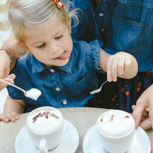Top salons de thé à Toulouse : une fillette et un chocolat chaud