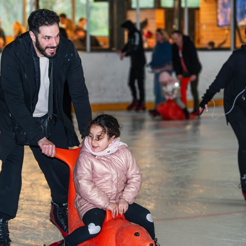 Patinoire Serge Charles : Une petite fille et son papa à la patinoire