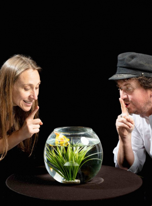 Les enfants panés - cie la parlotte deux comédiens sur scène et un aquarium au milieu