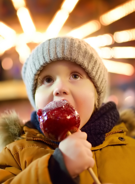 Marchés de Noël à Paris : enfant et pomme d'amour