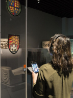 Musée d'Aquitaine : enfant avec un audioguide