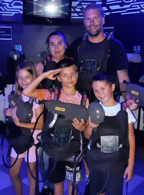 Laser Game Evolution Nice : Une famille pose après avoir fait une partie