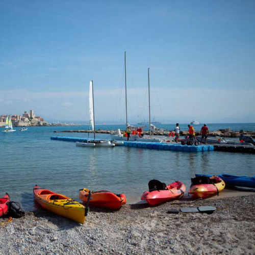 Plage du Ponteil : Kayaks et bateaux à voile sur la plage