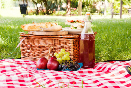 Panier en osier pour pique-nique en famille