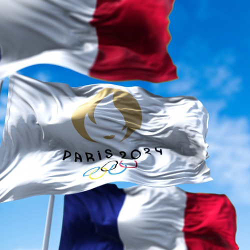 Week-end olympique : drapeaux français et celui des Jeux Olympiques 2024