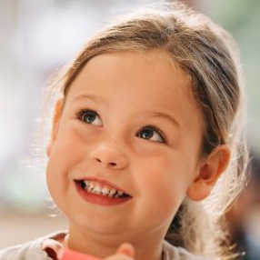 Petite fille en atelier