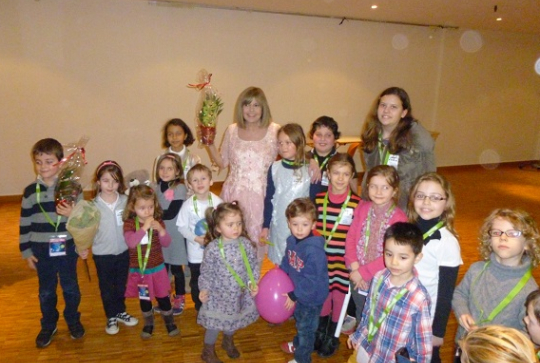 Chantal Goya rencontre les enfants de CitizenKid pour la Planète merveilleuse