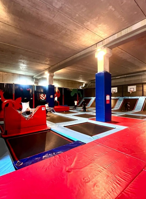 Salto Trampoline Arena Mougins : Des enfants sautent sur des trampolines