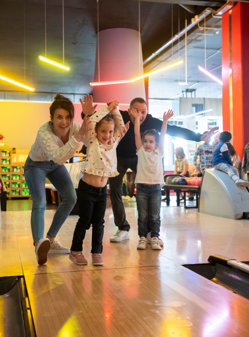 Bowlingstar Lyon : Une famille joue au bowling