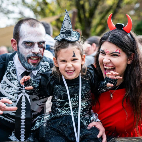 Halloween 2024 dans les parcs d'attraction : famille déguisée