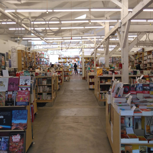 Le Merle moqueur : allée de livres