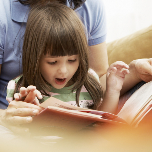 Mère lit avec son enfant