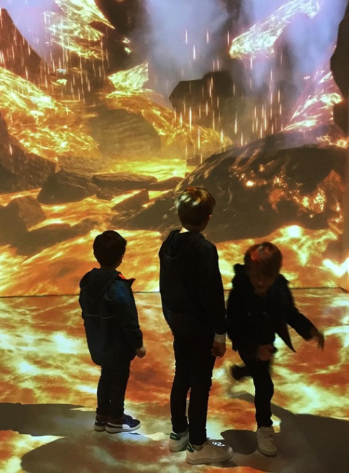 Science Expériences à Lyon : Des enfants marchent sur un sol de lave immersif