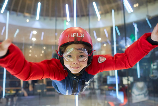 Simulateur de chute libre iFLY : Un enfant vol dans un tube