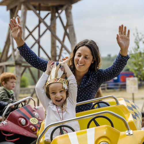 Mer de Sable : manège voiture avec coiffe d'Indien