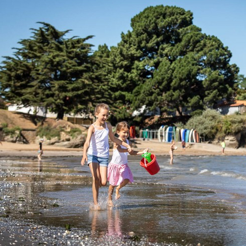 Enfants sur la plage du Cormier à Pornic
