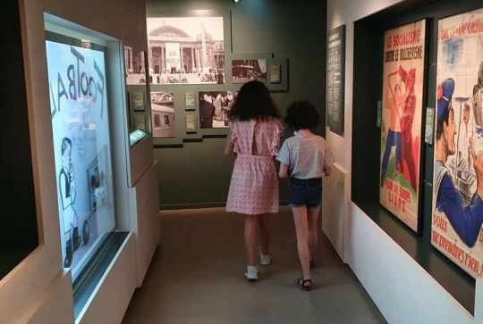 Musée de la Libération : Deux petites filles visitent