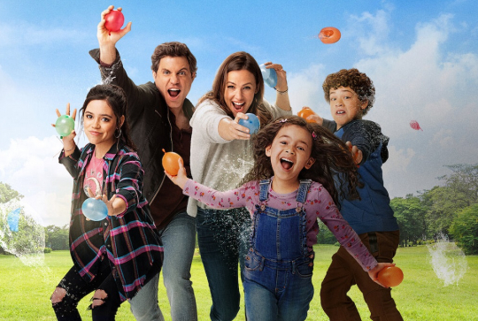 YES DAY : Une famille jette des ballons d'eau