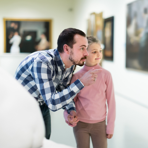 Un père et sa fille dans un musée d'art