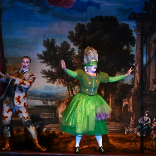 Médée et Jason - Pierre Lebon : Une comédienne et un comédien sur scène dans un décor peint