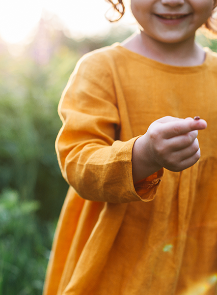 Petite fille et une coccinelle