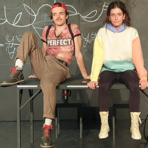 Les petites mythologies : Deux comédiens sur une table habillés comme des adolescents