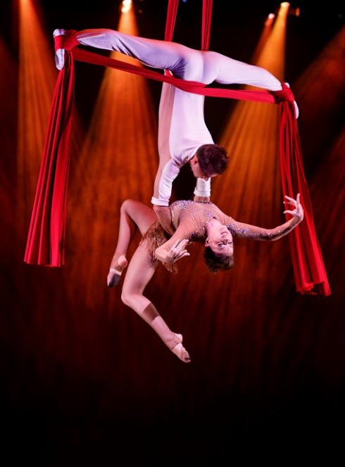 Le Cirque de Noël de Clermont-Ferrand : Deux acrobates suspendus dans les airs