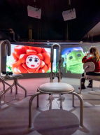 Expo Kids du Fresnoy : Une petite fille assise devant des écrans