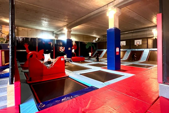 Salto Trampoline Arena Mougins : Des enfants sautent sur des trampolines