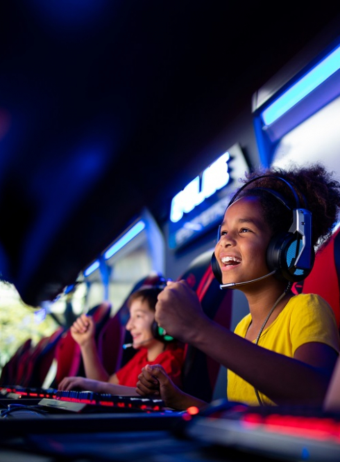 Alt+F4 E-Sport à Nice : Des jeunes jouent devant des PC