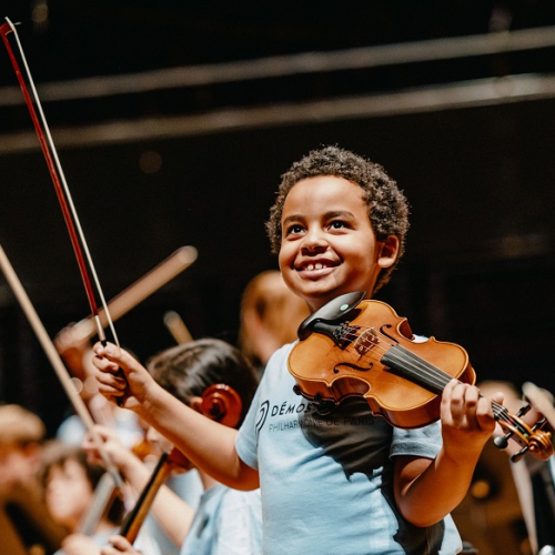 Philharmonie de Paris : petit garçon un violon dans les mains