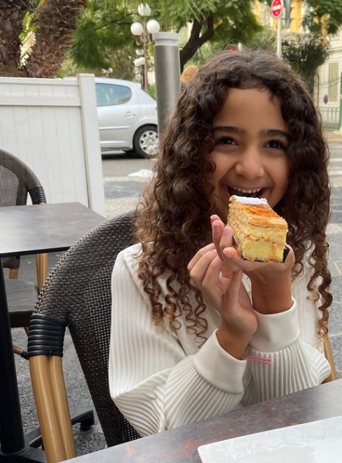 Maison Armand : Une petite fille mange un mille-feuille
