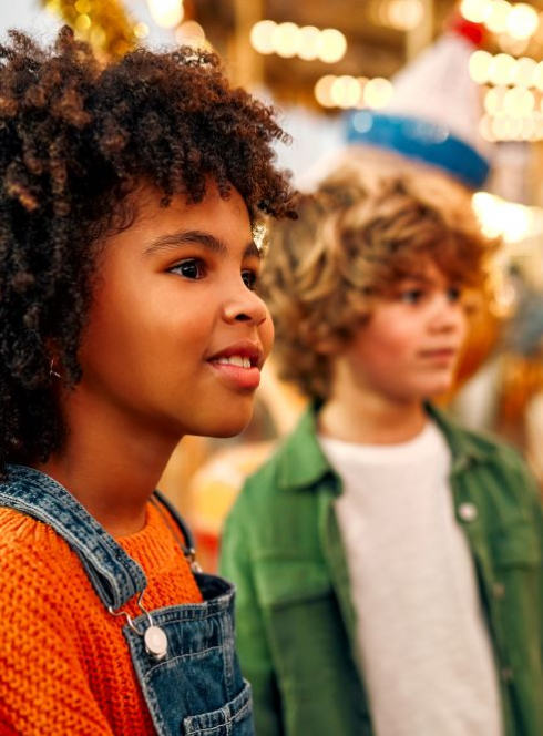 Enfants s'amusant au festival