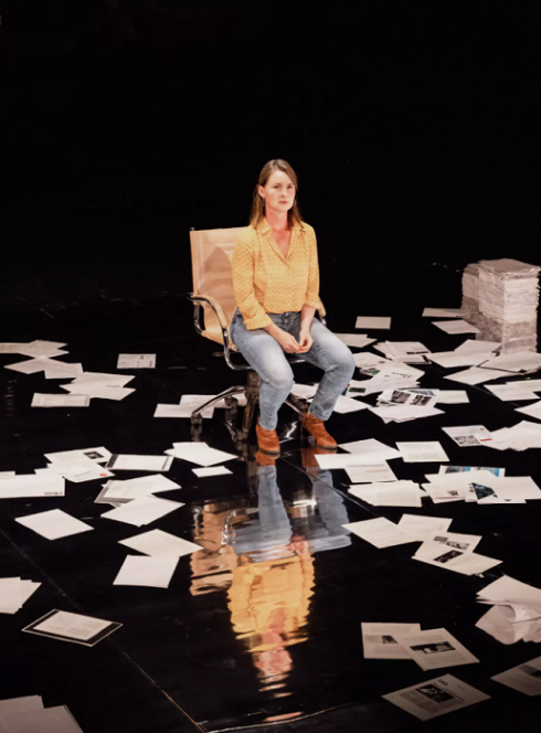 L'araignée - Cie La Chair du Monde : Une femme assise sur une chaise au milieu de feuilles par terre