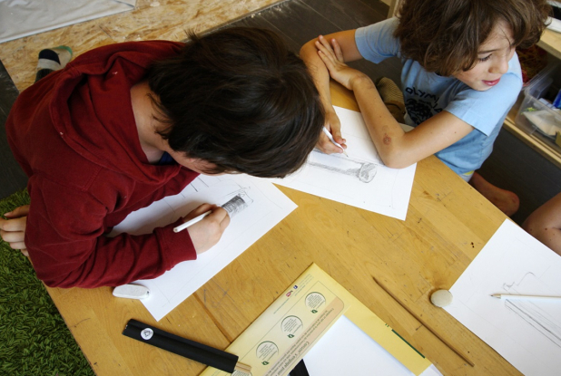 École Être & Savoir : enfant dessine