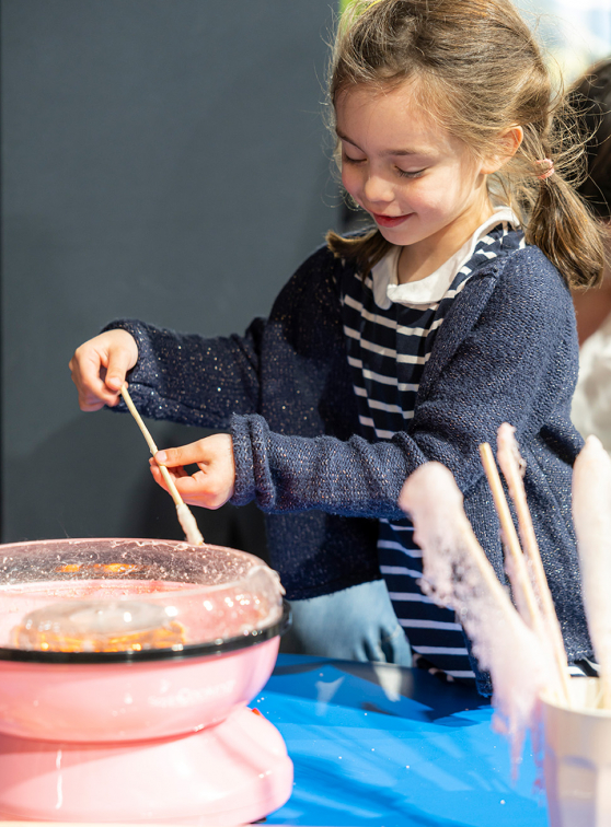 Taste of Paris : une fillette fait sa barbapapa