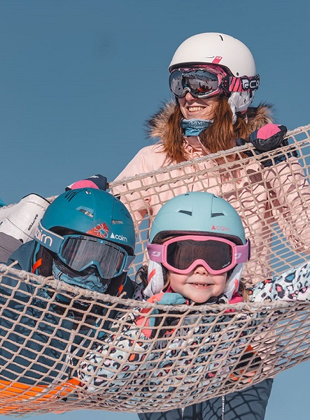 Les stations de ski du Massif Central : Une famille au ski