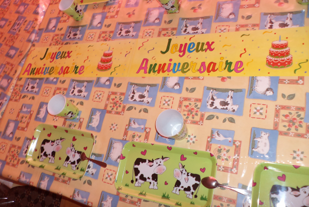 Table d'anniversaire dans une salle décorée