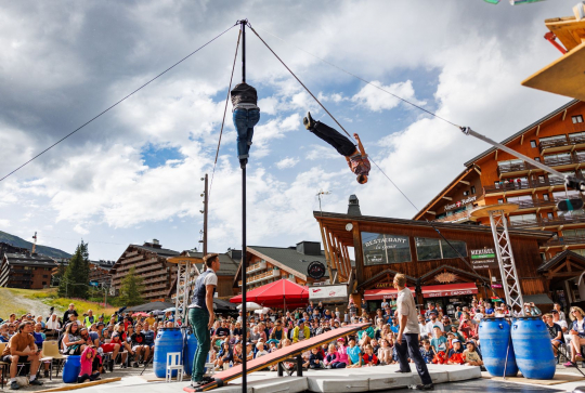 Vacances d'été en famille à Méribel - spectacle de cirque