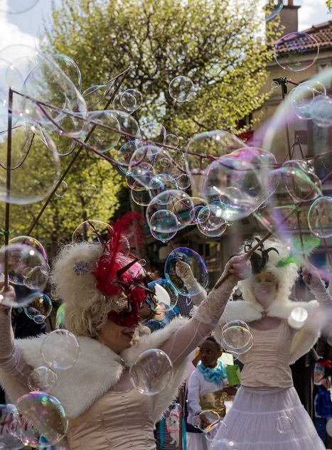 Carnaval à Blagnac : défilé bulles