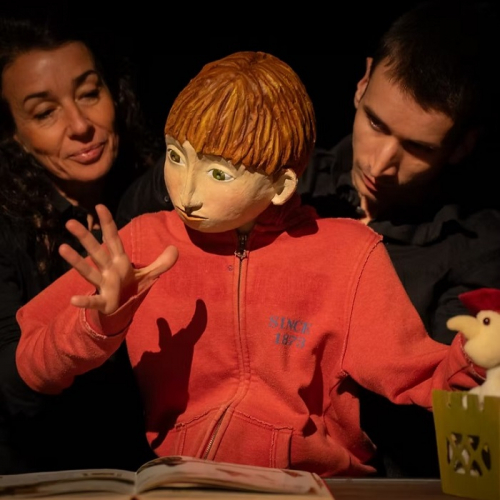 Sorcière toi même : Deux comédiens et une grande marionnette de bois sur scène