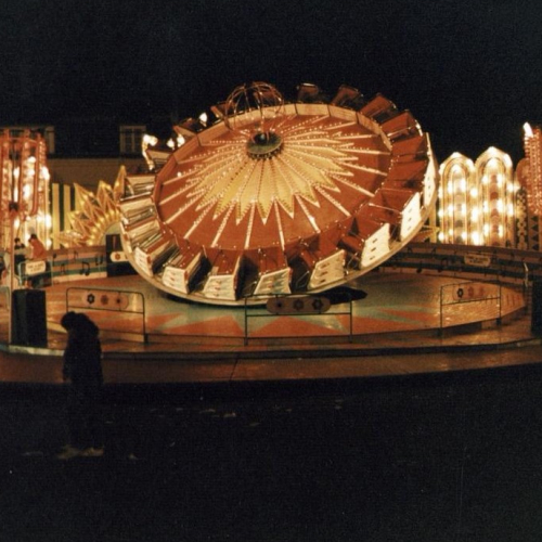 La foire d'hiver de Dunkerque : Photo d'archive d'un manège lumineux
