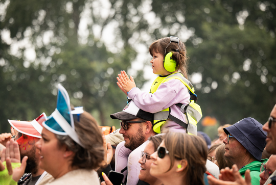 Festival des Vieilles charrues : une petite fille sur les épaules de son papa à un concert